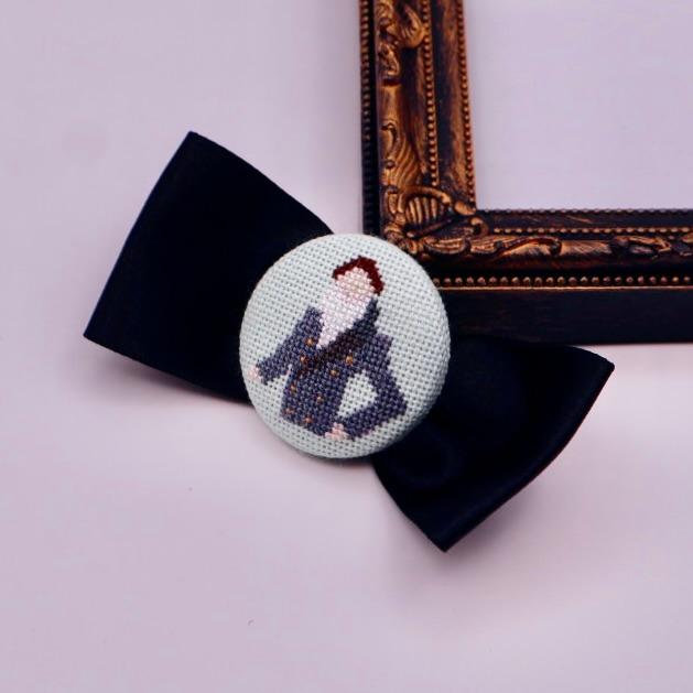 美しい紳士 くるみボタンのヘアリボン クロスステッチ刺繍1枚目の画像